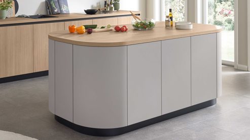 Einbauküche WERT KÜCHE® aus Holz in Grau WERT KÜCHE® Christin mit AEG Einbaugeräten Kaschmirbraun & Sandeiche – zweizeilig