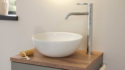 Badmöbel-Set Interliving aus Holz in Grau Interliving Bad Serie 3715 - Gästebadlösung mit beleuchtetem Spiegel Taupegrau, Viking Oak & Weiß - eine Tür, Breite ca. 50 cm