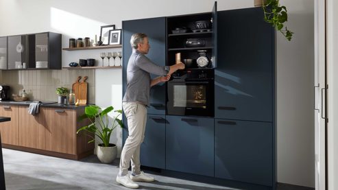 Einbauküche WERT KÜCHE® aus Holz in Blau WERT KÜCHE® Mona mit SIEMENS Einbaugeräten Bergamo Nussbaum & Tiefblau - dreiteilig