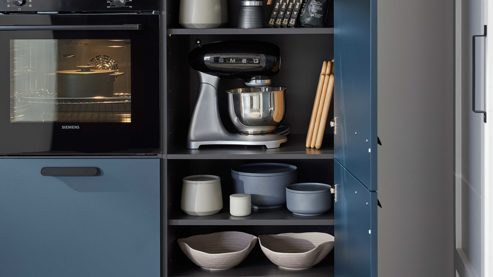 Einbauküche WERT KÜCHE® aus Holz in Blau WERT KÜCHE® Mona mit SIEMENS Einbaugeräten Bergamo Nussbaum & Tiefblau - dreiteilig