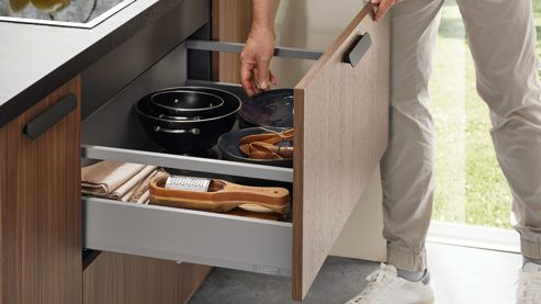 Einbauküche WERT KÜCHE® aus Holz in Blau WERT KÜCHE® Mona mit SIEMENS Einbaugeräten Bergamo Nussbaum & Tiefblau - dreiteilig