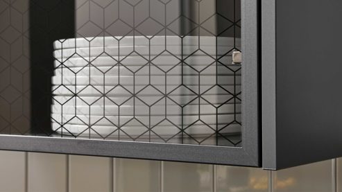 Einbauküche WERT KÜCHE® aus Holz in Blau WERT KÜCHE® Mona mit SIEMENS Einbaugeräten Bergamo Nussbaum & Tiefblau - dreiteilig