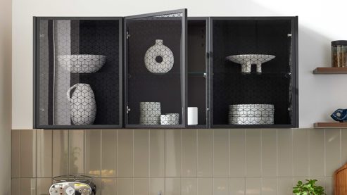 Einbauküche WERT KÜCHE® aus Holz in Blau WERT KÜCHE® Mona mit SIEMENS Einbaugeräten Bergamo Nussbaum & Tiefblau - dreiteilig