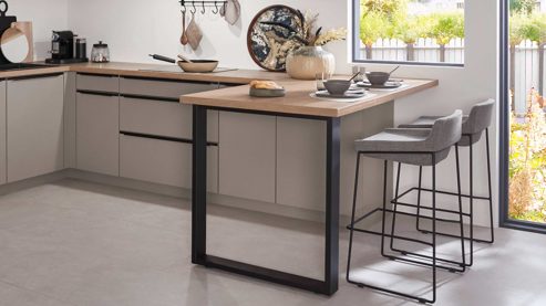 Einbauküche Nobilia® aus Holz in Beige nobilia® Einbauküche Laser mit Geräten und  Ansetztisch Macchiato & Eiche Honig - Stellfläche ca. 305 x 336 cm