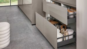 Einbauküche Nobilia® aus Holz in Grau nobilia® Einbauküche Novalux mit Hochglanzfronten und BORA Muldenlüfter Taupegrau & Eiche Como - zweiteilig