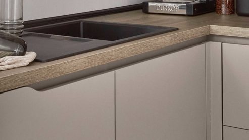 Einbauküche Nobilia® aus Holz in Beige nobilia® Einbauküche Senso mit Geräten Macchiato & Eiche Bergamo - Stellfläche ca. 185 x 369 cm