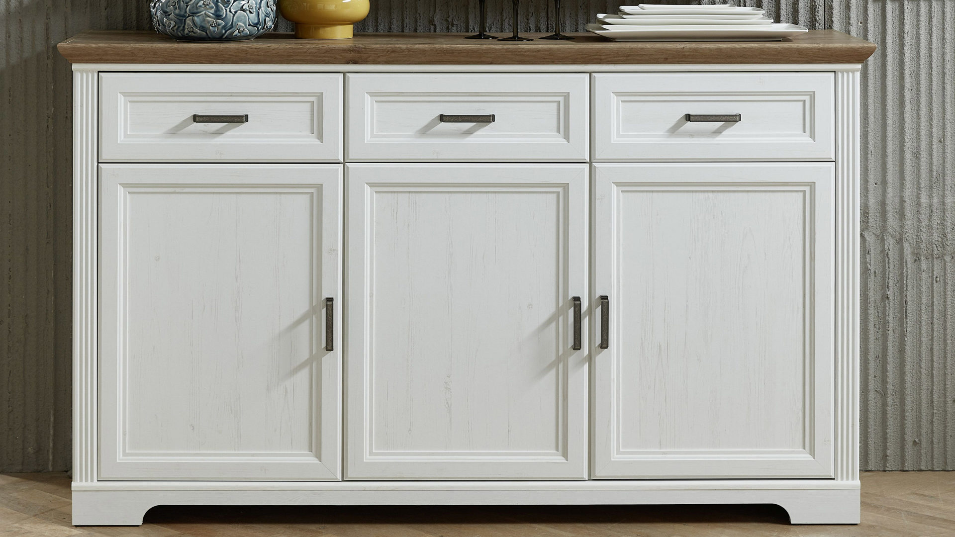 Sideboard Innostyle aus Holz in Weiß Möbelprogramm Jasmin - Sideboard Pinie & Artisan Eiche – drei Türen, drei Schubladen