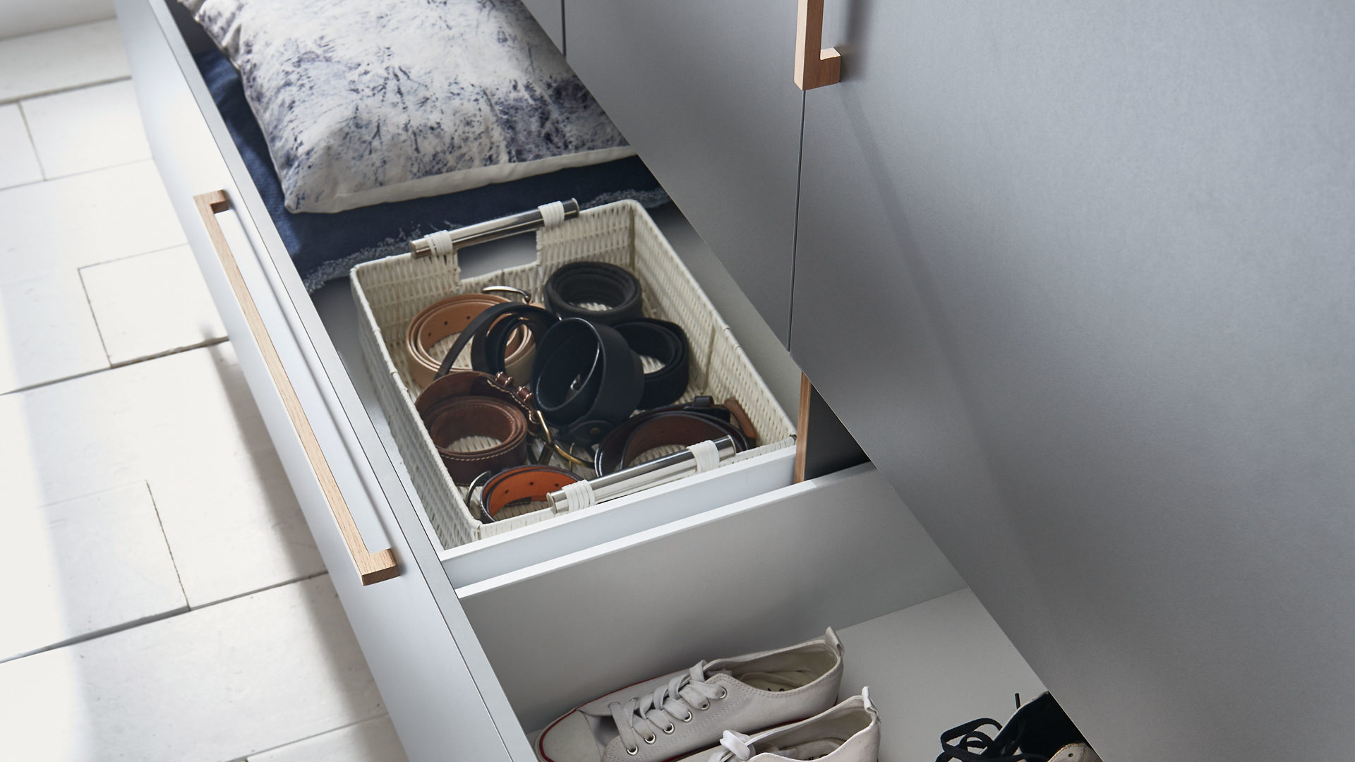 Kleiderschrank Paidi aus Holz in Grau PAIDI Kleiderschrank Sten Eiche & Schiefergrau – drei Türen, eine Schublade, Breite ca. 171 cm