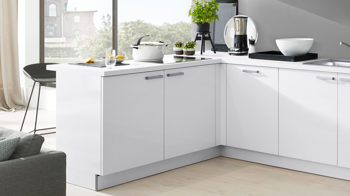 Einbauküche Interliving aus Holz in Weiß Interliving Küche Serie 3022 mit gorenje Einbaugeräten Weiß & Lava Hochglanz – Stellfläche ca. 185 x 380 cm