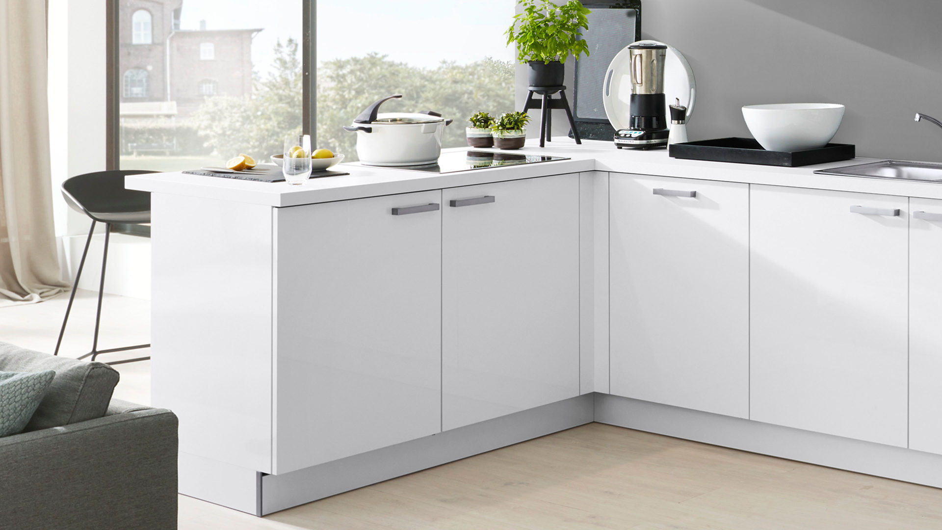 Einbauküche Interliving aus Holz in Weiß Interliving Küche Serie 3022 mit privileg Einbaugeräten Weiß & Lava Hochglanz – Stellfläche ca. 185 x 380 cm