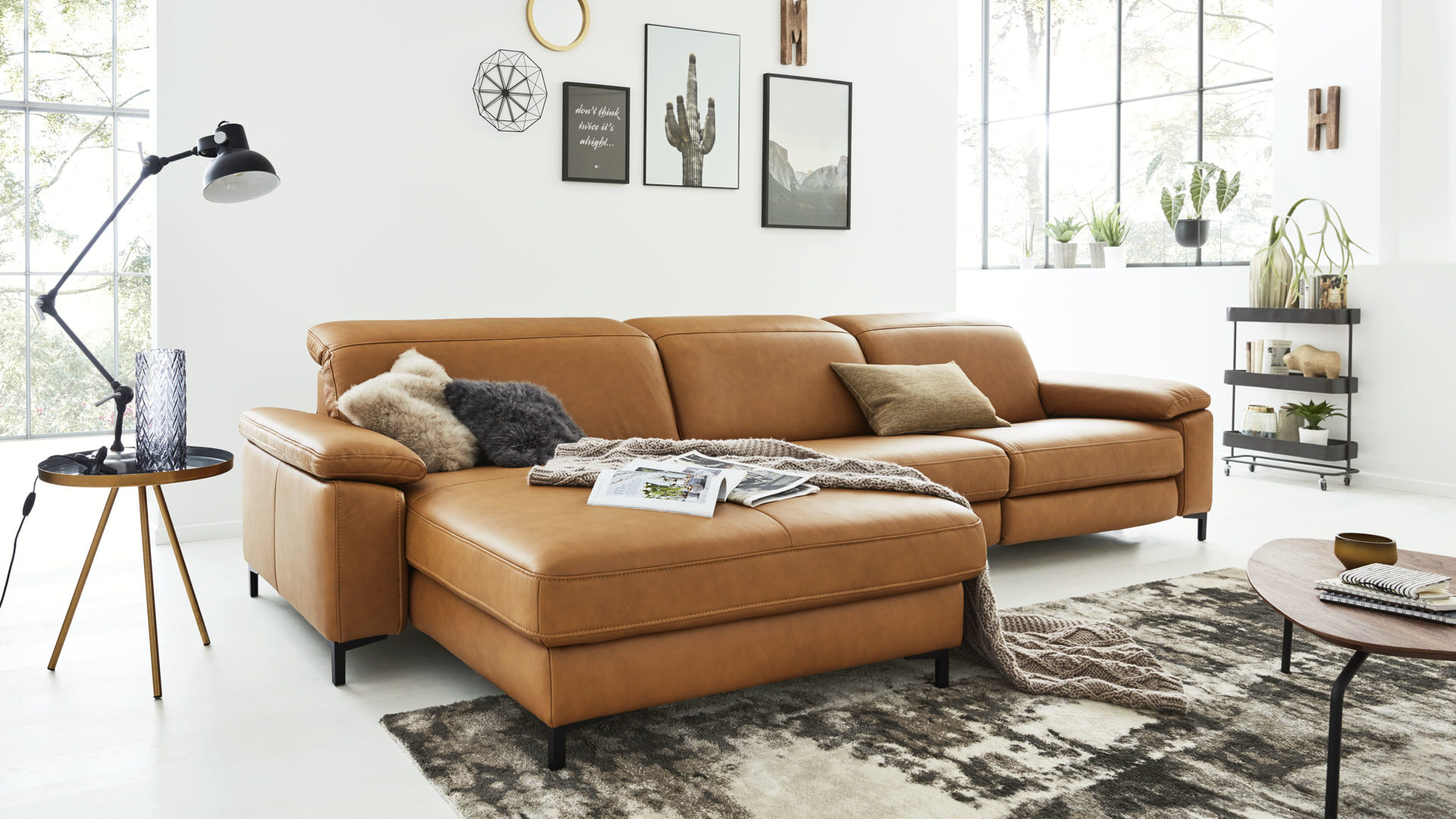 Ecksofa Interliving aus Leder in Orange Interliving Sofa Serie 4054 – Ecksofa kurkumafarbenes LongLife-Leder Vivre & schwarze Metallfüße – Stellfläche ca. 176 x 347 cm