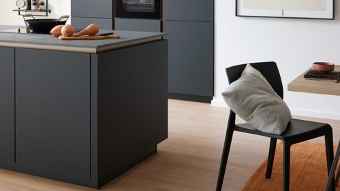 Einbauküche culineo® aus Holz in Schwarz Culineo® Einbauküche C357 mit XTRA CERAMIC Arbeitsplatte Mattschwarz - zweizeilig