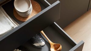 Einbauküche culineo® aus Holz in Schwarz Culineo® Einbauküche C357 mit XTRA CERAMIC Arbeitsplatte Mattschwarz - zweizeilig