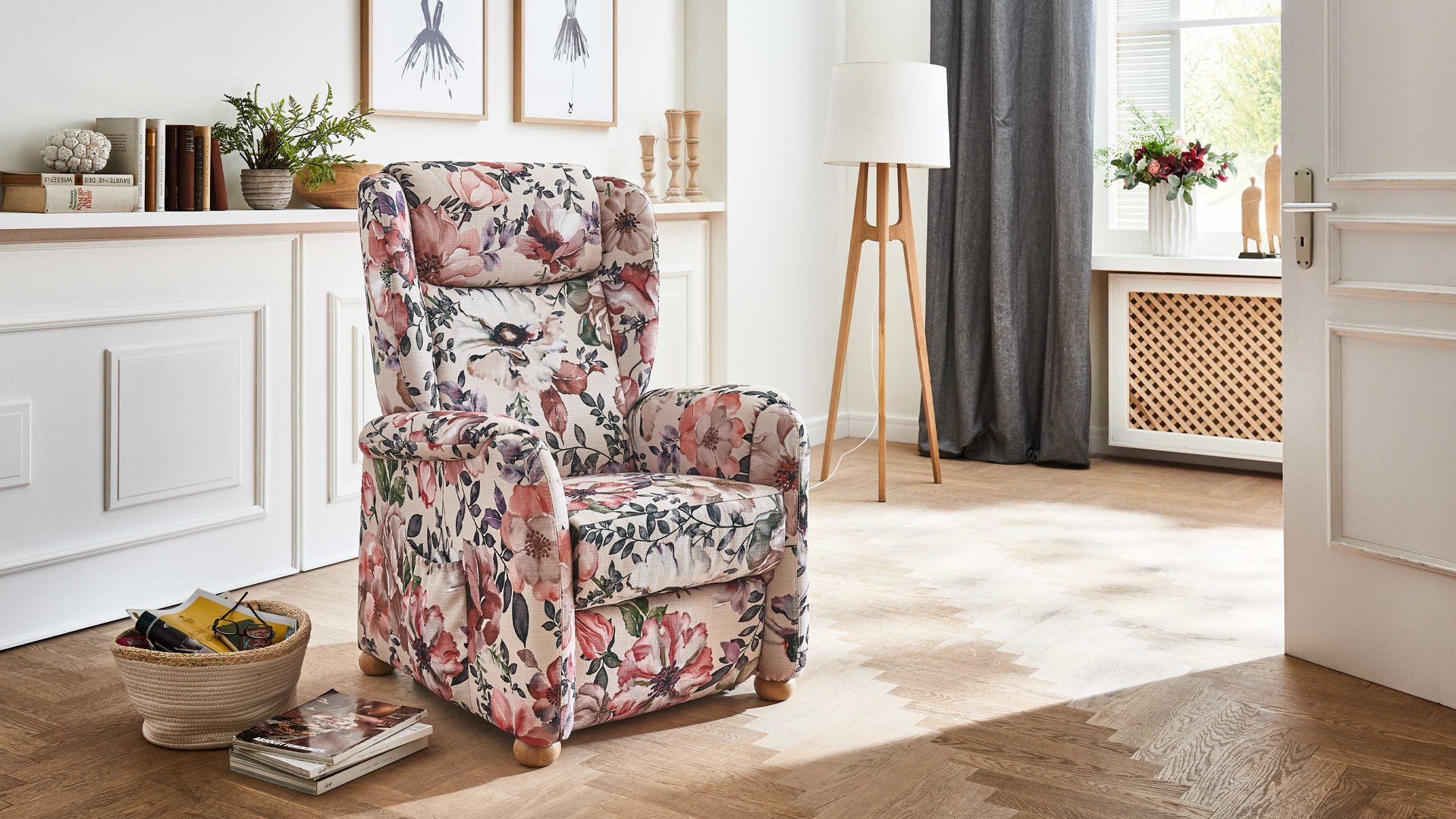 Ohrensessel Steinpol polsteria aus Stoff in Mehrfarbig Ohrensessel mit Motor floraler Stoffbezug Aster beige & Eiche biancofarbene Holzfüße - ein Motor