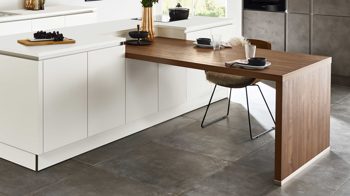 Einbauküche Nolte® küchen aus Holz in Weiß nolte® Einbauküche Soft Lack mit AEG-Einbaugeräten Magnolia, Zement anthrazit & Nussbaum Royal – dreizeilig