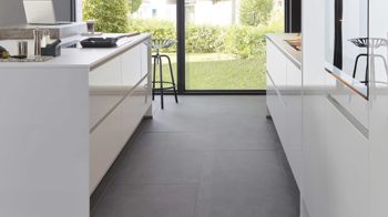 Einbauküche Nobilia® aus Holz in Holzfarben Hell nobilia® Einbauküche Focus mit privileg-Elektrogeräten Alpinweiß & Ponderosa Pinie - dreizeilig