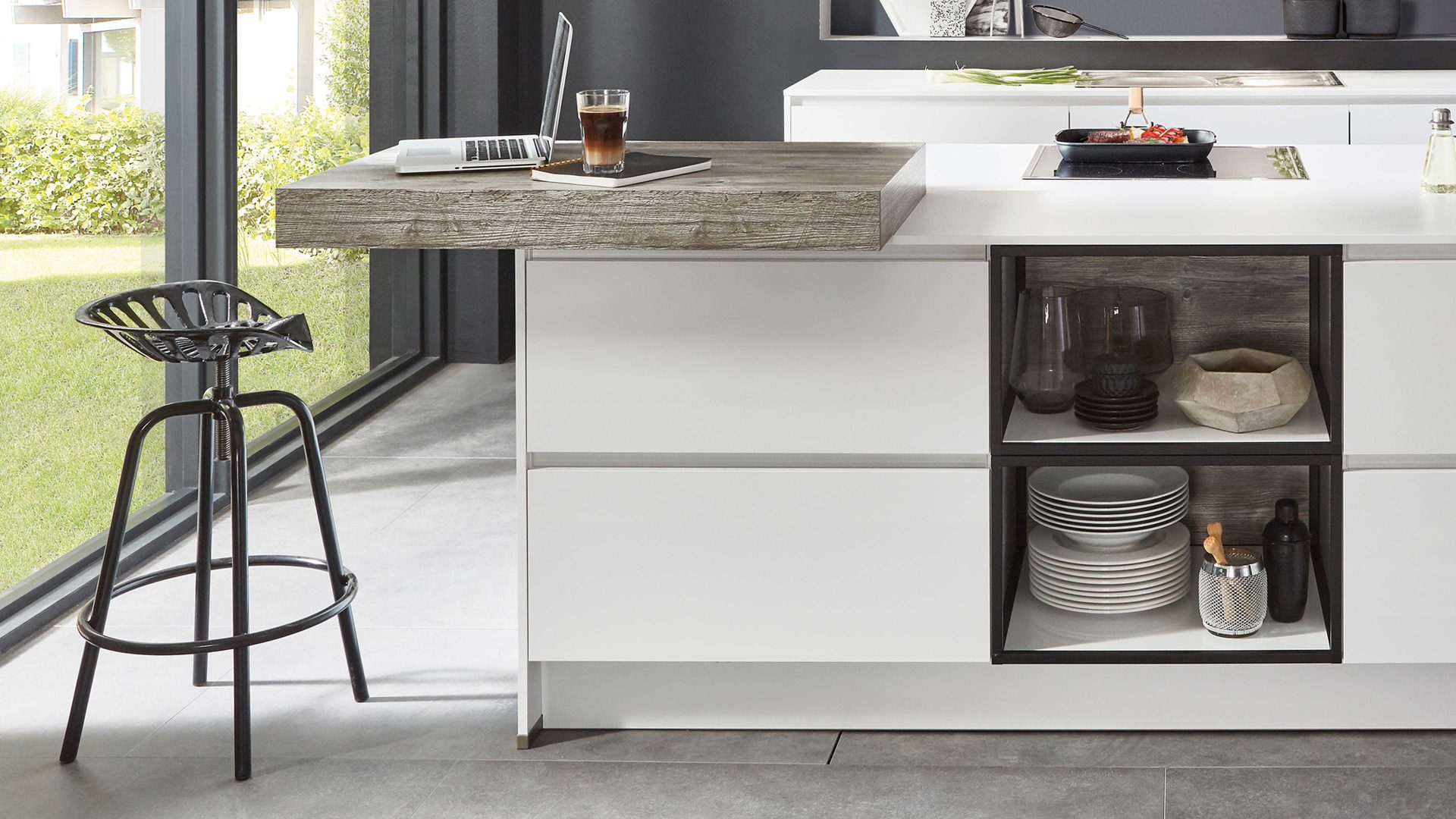 Einbauküche Nobilia® aus Holz in Holzfarben Hell nobilia® Einbauküche Focus mit privileg-Elektrogeräten Alpinweiß & Ponderosa Pinie - dreizeilig