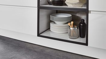 Einbauküche Nobilia® aus Holz in Holzfarben Hell nobilia® Einbauküche Focus mit privileg-Elektrogeräten Alpinweiß & Ponderosa Pinie - dreizeilig