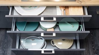 Einbauküche Nobilia® aus Holz in Dunkelgrau nobilia® Einbauküche Flash mit AEG-Einbaugeräten Schiefergrau & Eiche Montreal – Stellfläche ca. 295 x 305 cm