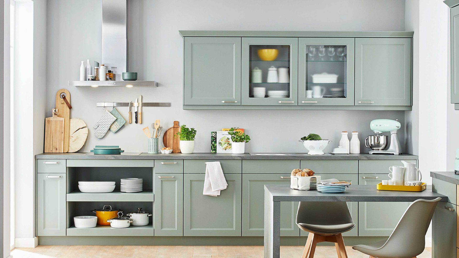 Einbauküche Nobilia® aus Holz in Hellgrün nobilia® Einbauküche Cascada mit SIEMENS-Elektrogeräten Schilf & Verso - dreizeilig