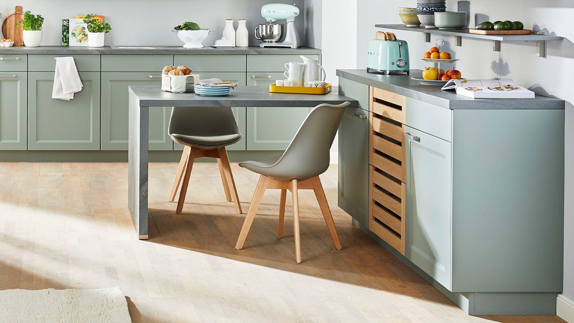 Einbauküche Nobilia® aus Holz in Hellgrün nobilia® Einbauküche Cascada mit SIEMENS-Elektrogeräten Schilf & Verso - dreizeilig