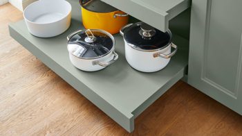 Einbauküche Nobilia® aus Holz in Hellgrün nobilia® Einbauküche Cascada mit SIEMENS-Elektrogeräten Schilf & Verso - dreizeilig