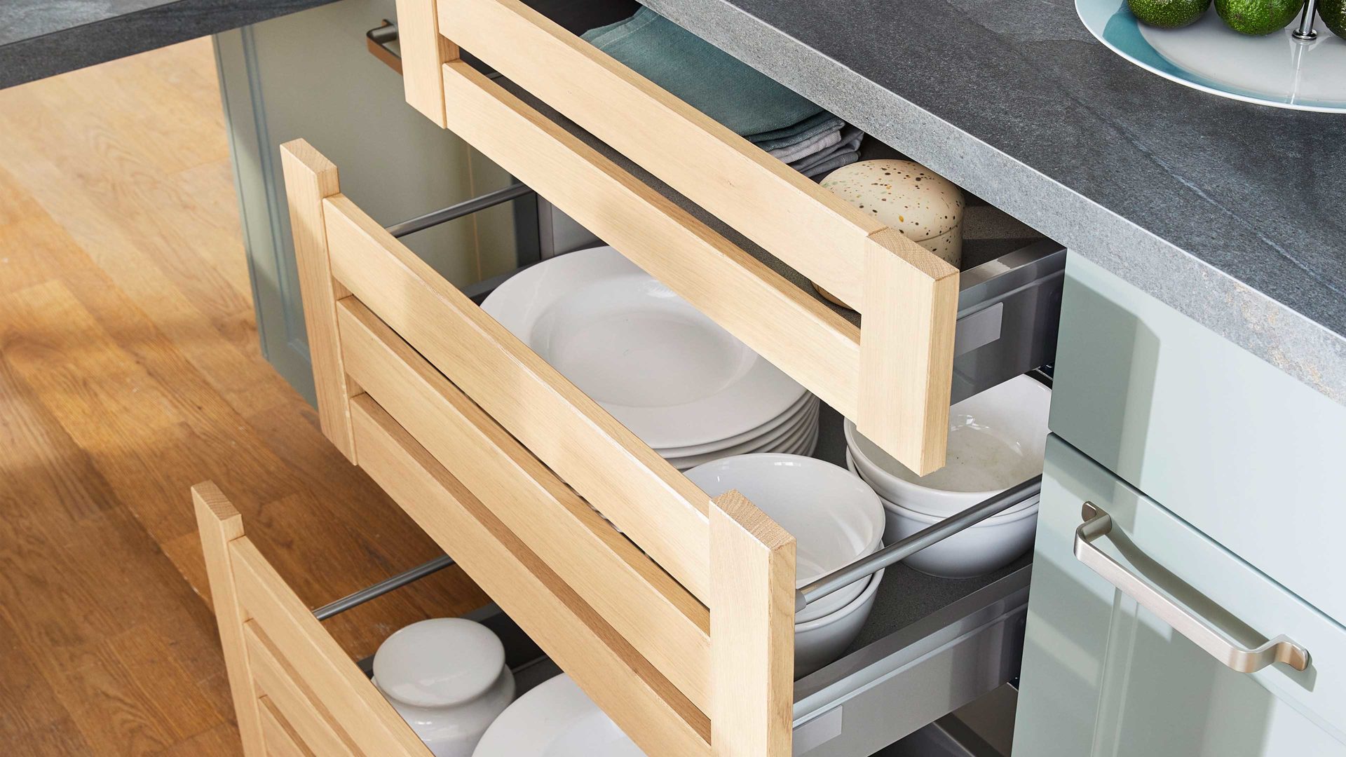 Einbauküche Nobilia® aus Holz in Hellgrün nobilia® Einbauküche Cascada mit SIEMENS-Elektrogeräten Schilf & Verso - dreizeilig