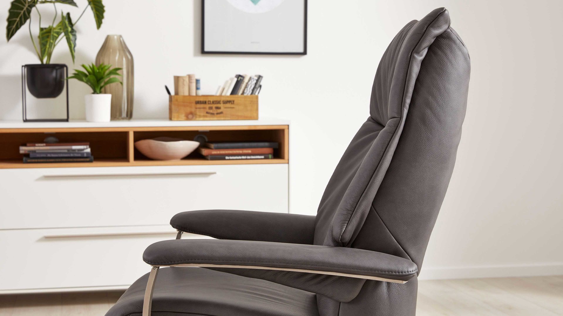 Relaxsessel Interliving aus Leder in Grau Interliving Sessel Serie 4551 – Sessel 56U44 colafarbenes LongLife-Leder & edelstahlfarbener Sternfuß – zwei Motoren