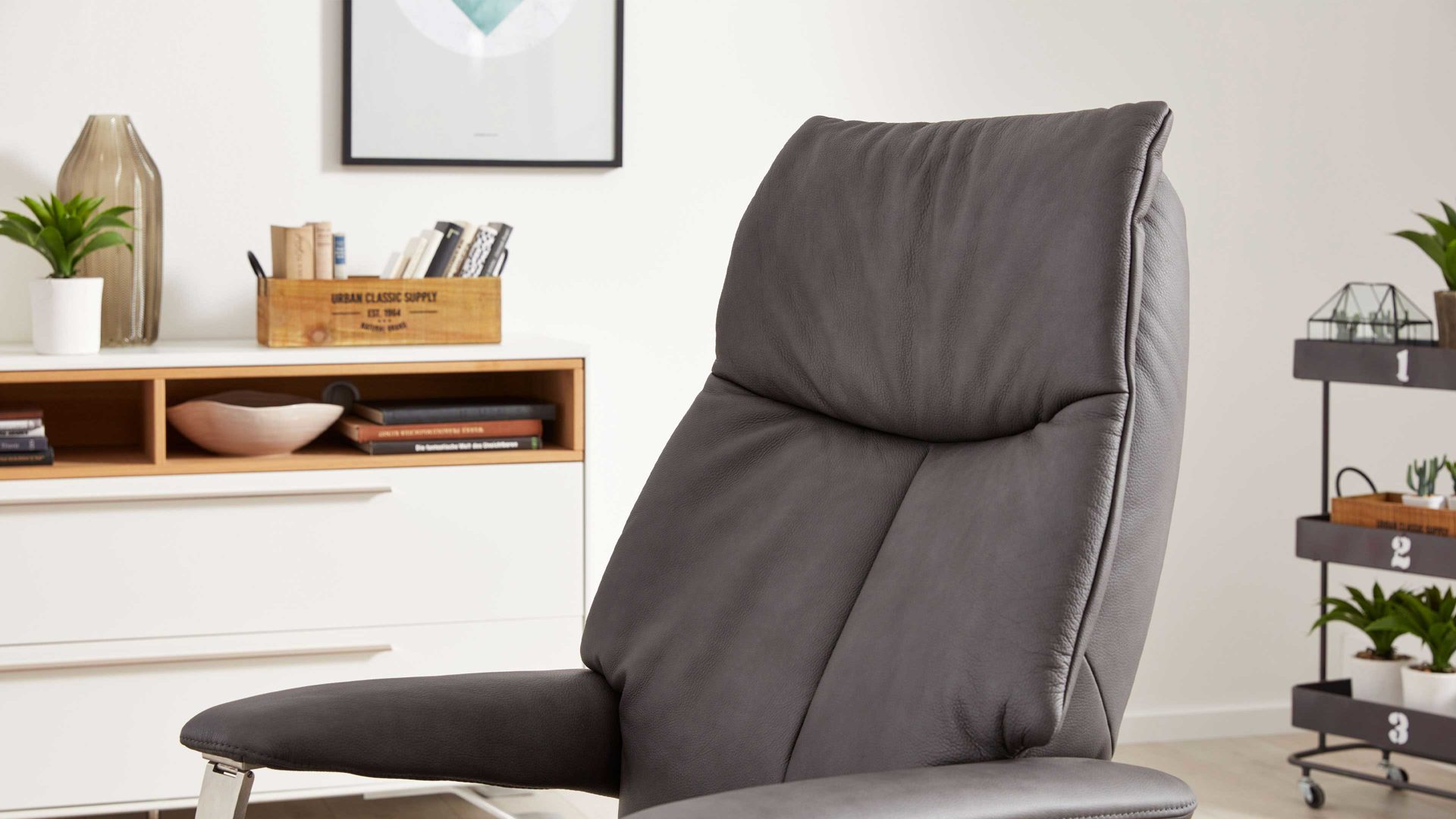 Relaxsessel Interliving aus Leder in Grau Interliving Sessel Serie 4551 – 45U44 colafarbenes LongLife-Leder & edelstahlfarbener Sternfuß – ein Motor