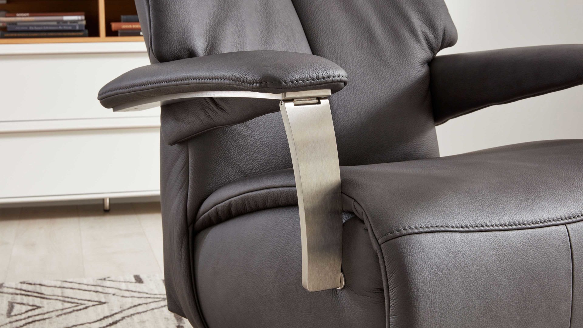 Relaxsessel Interliving aus Leder in Grau Interliving Sessel Serie 4551 – Sessel 56U44 colafarbenes LongLife-Leder & edelstahlfarbener Sternfuß – zwei Motoren