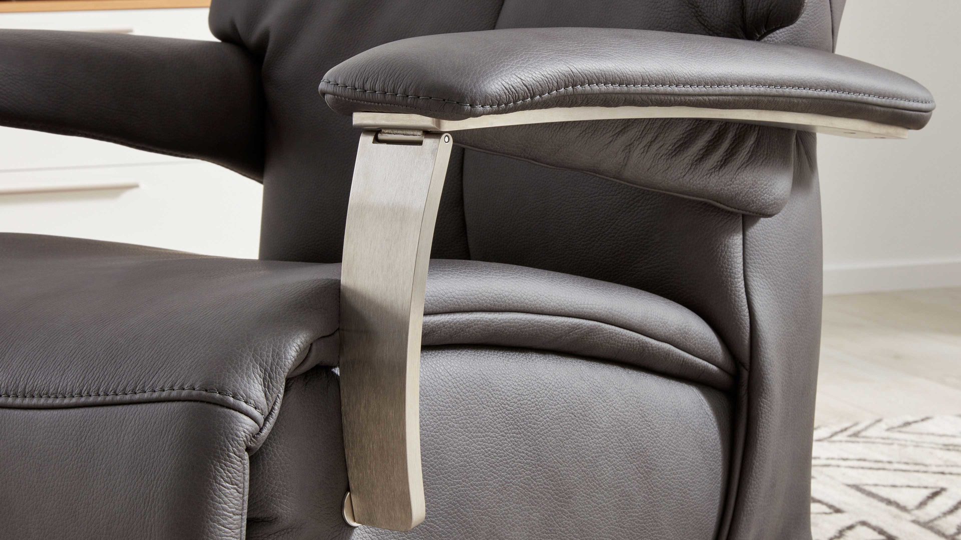 Relaxsessel Interliving aus Leder in Grau Interliving Sessel Serie 4551 – Sessel 56U44 colafarbenes LongLife-Leder & edelstahlfarbener Sternfuß – zwei Motoren