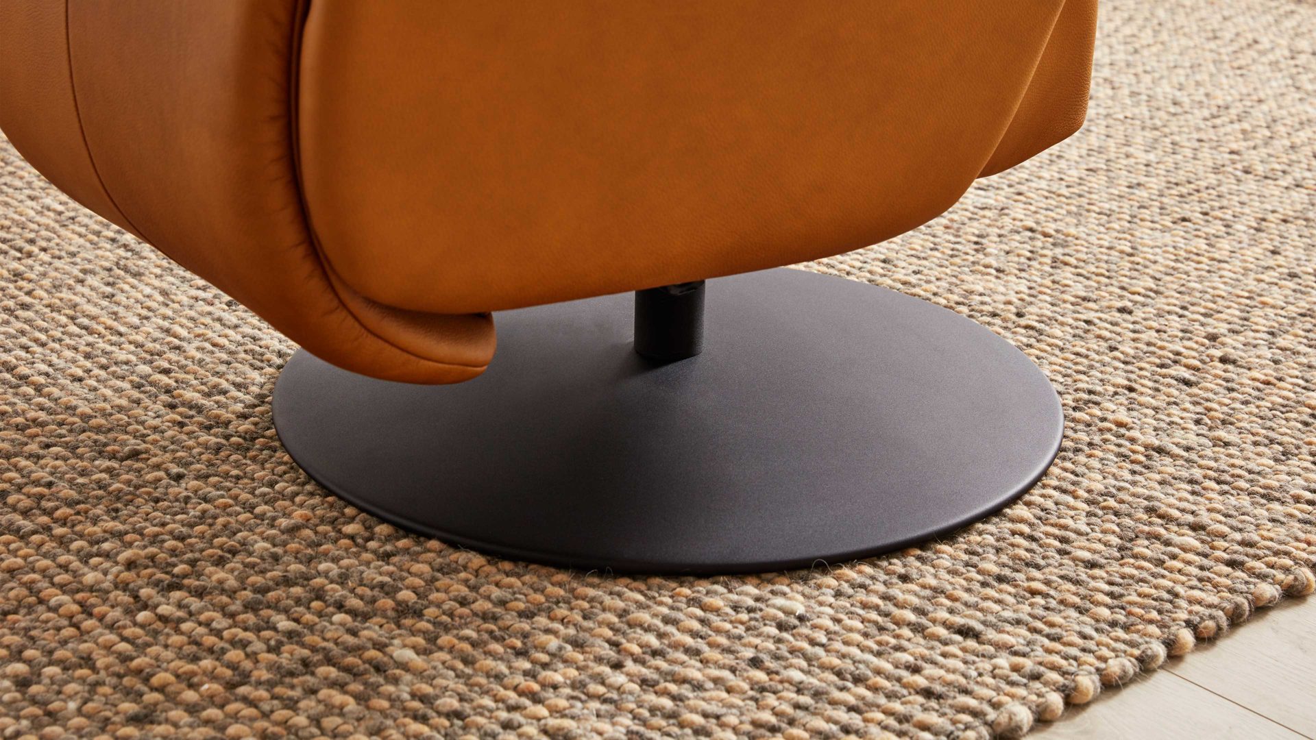 Relaxsessel Interliving aus Leder in Gelb Interliving Sessel Serie 4550 - Sessel 77O44 zwei Motoren & Aufstehhilfe - kürbisfarbenes LongLife-Leder & anthrazitfarbener Tellerfuß