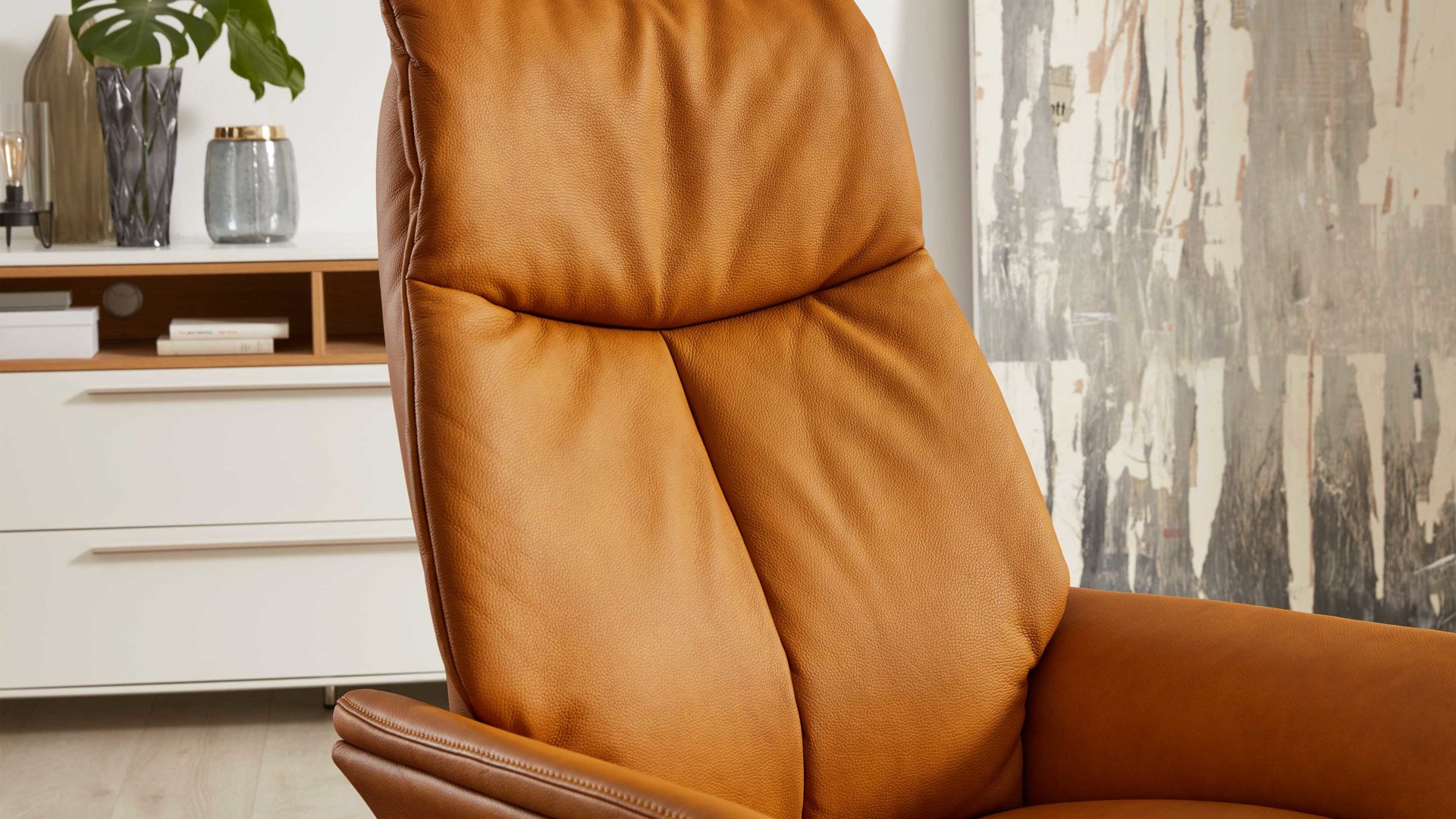 Relaxsessel Interliving aus Leder in Gelb Interliving Sessel Serie 4550 - Sessel 77O44 zwei Motoren & Aufstehhilfe - kürbisfarbenes LongLife-Leder & anthrazitfarbener Tellerfuß