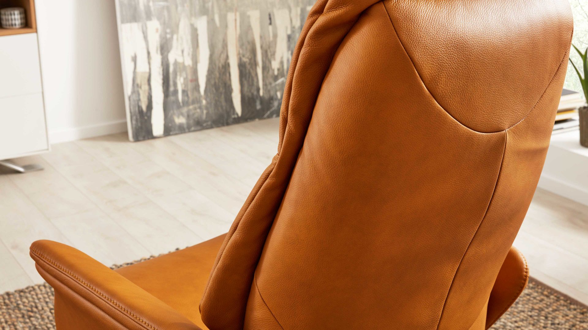 Relaxsessel Interliving aus Leder in Gelb Interliving Sessel Serie 4550 - Sessel 77O44 zwei Motoren & Aufstehhilfe - kürbisfarbenes LongLife-Leder & anthrazitfarbener Tellerfuß