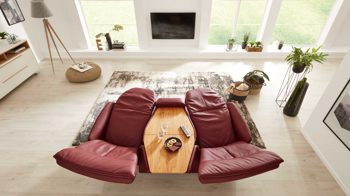 Dreisitzer Interliving aus Leder in Rot Interliving Sofa Serie 4210 – Trapezsofa 70H44 barolofarbenes LongLife-Leder Rustika & anthrazitfarbene Metallfüße – Länge ca. 200 cm