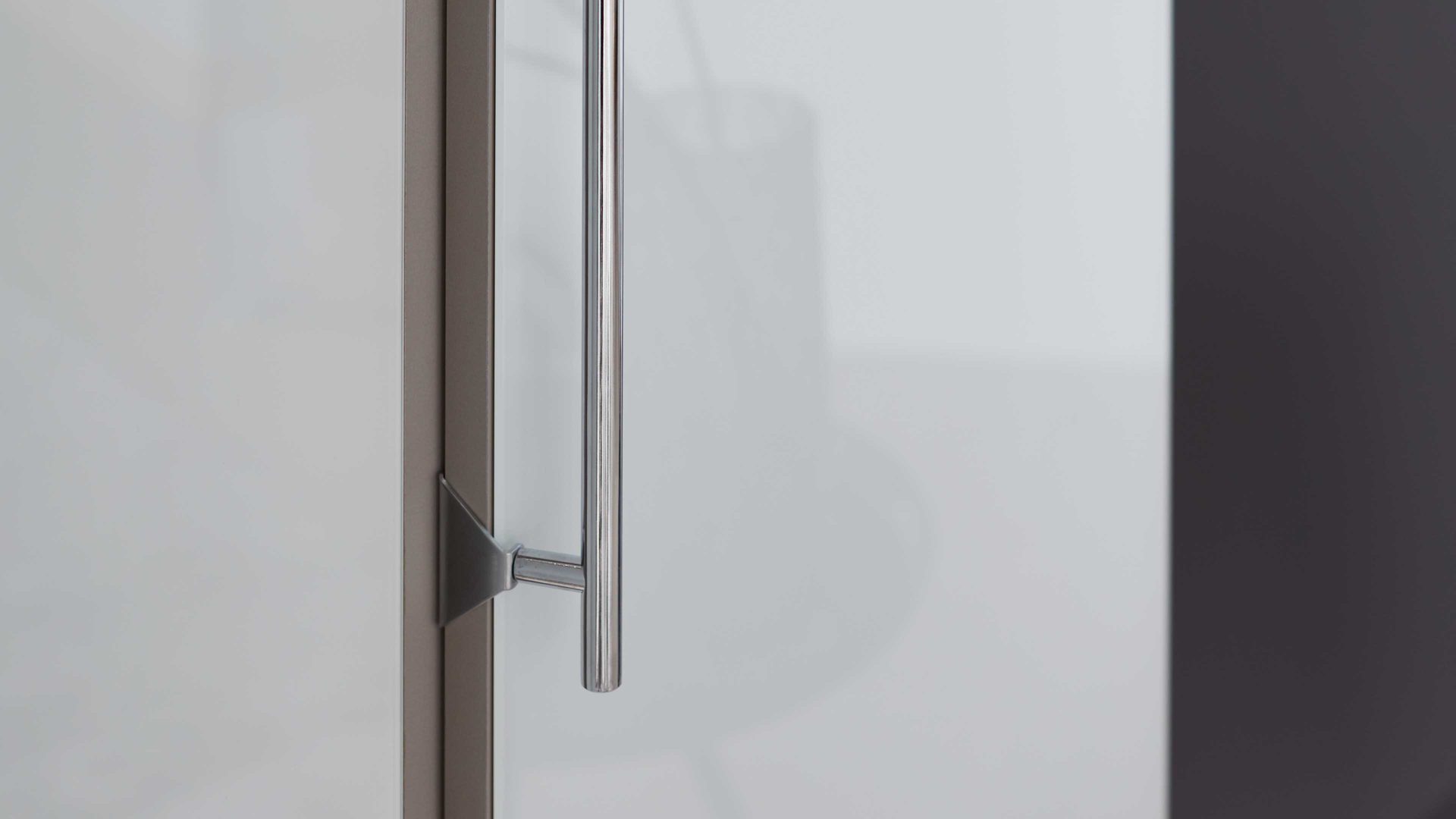 Eckschrank Interliving aus Holz in Weiß Interliving Kleiderschrank Serie 1205 – Eckschrank 820 weiße Glasfronten – vier Türen