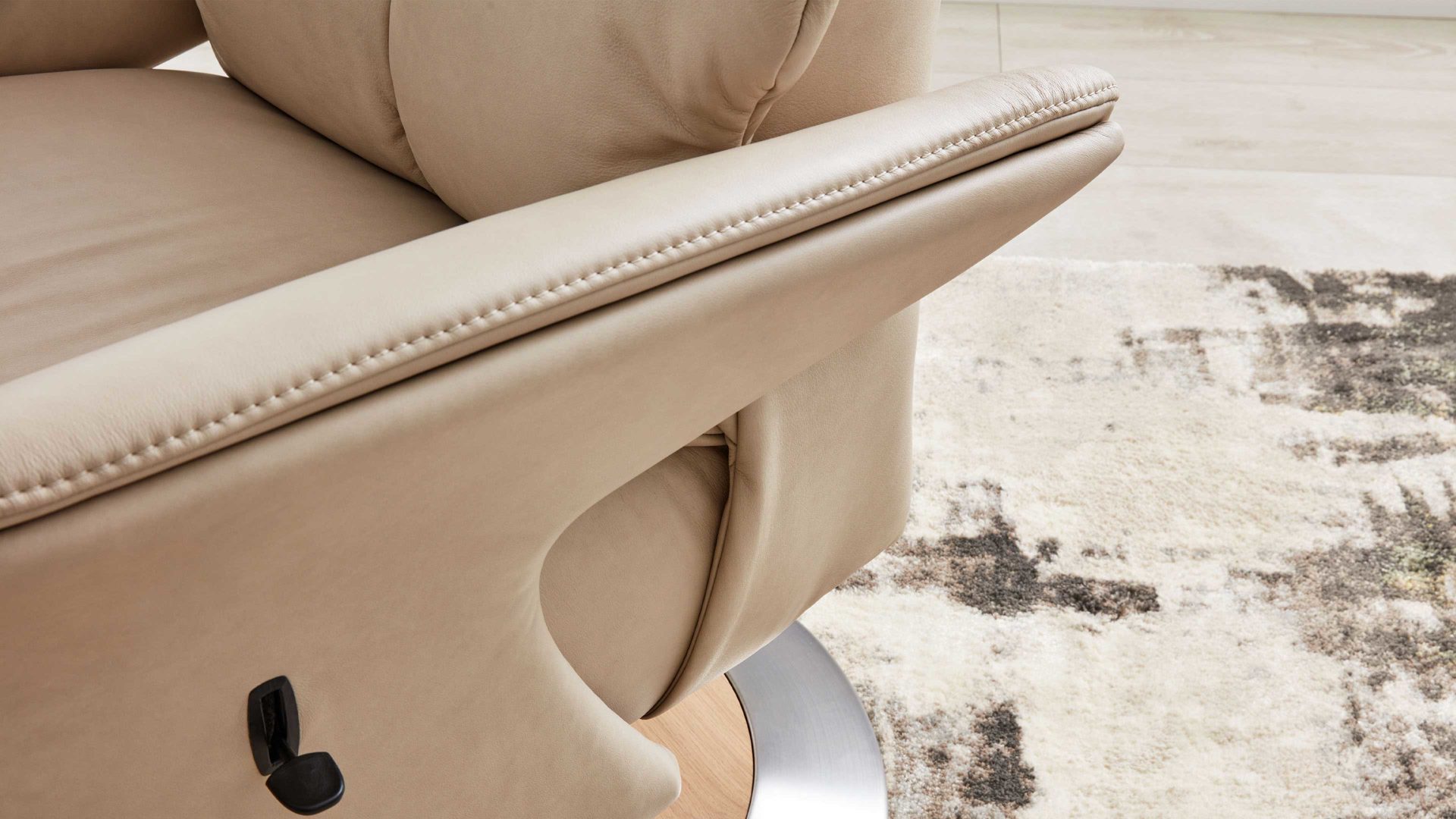 Relaxsessel Interliving aus Leder in Beige Interliving Sessel Serie 4562 - Easy Swing Sessel 31D44 klifffarbenes LongLife-Leder & biancofarbenes Holz