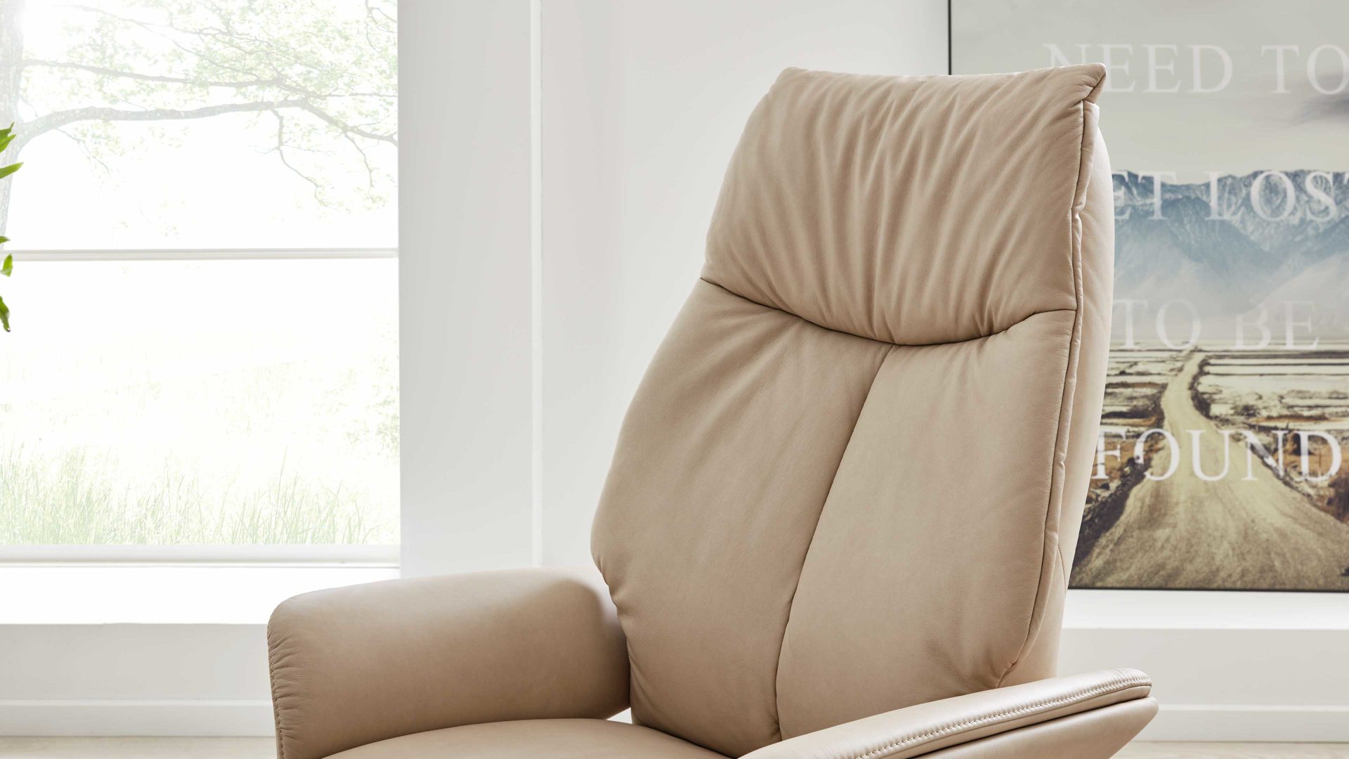 Relaxsessel Interliving aus Leder in Beige Interliving Sessel Serie 4562 - Easy Swing Sessel 51D44 klifffarbenes LongLife-Leder & biancofarbenes Holz