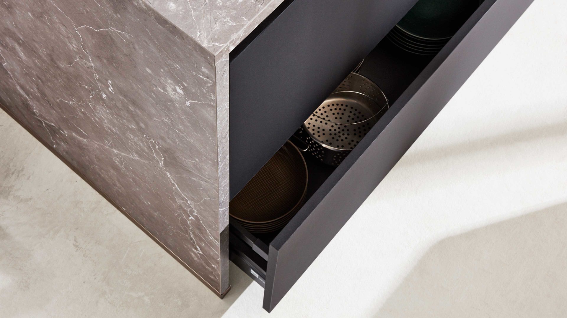 Einbauküche Interliving aus Holz in Schwarz Interliving Küche Serie 3035 mit AEG Einbaugeräten Schwarz & Quarzgrau – zweizeilig