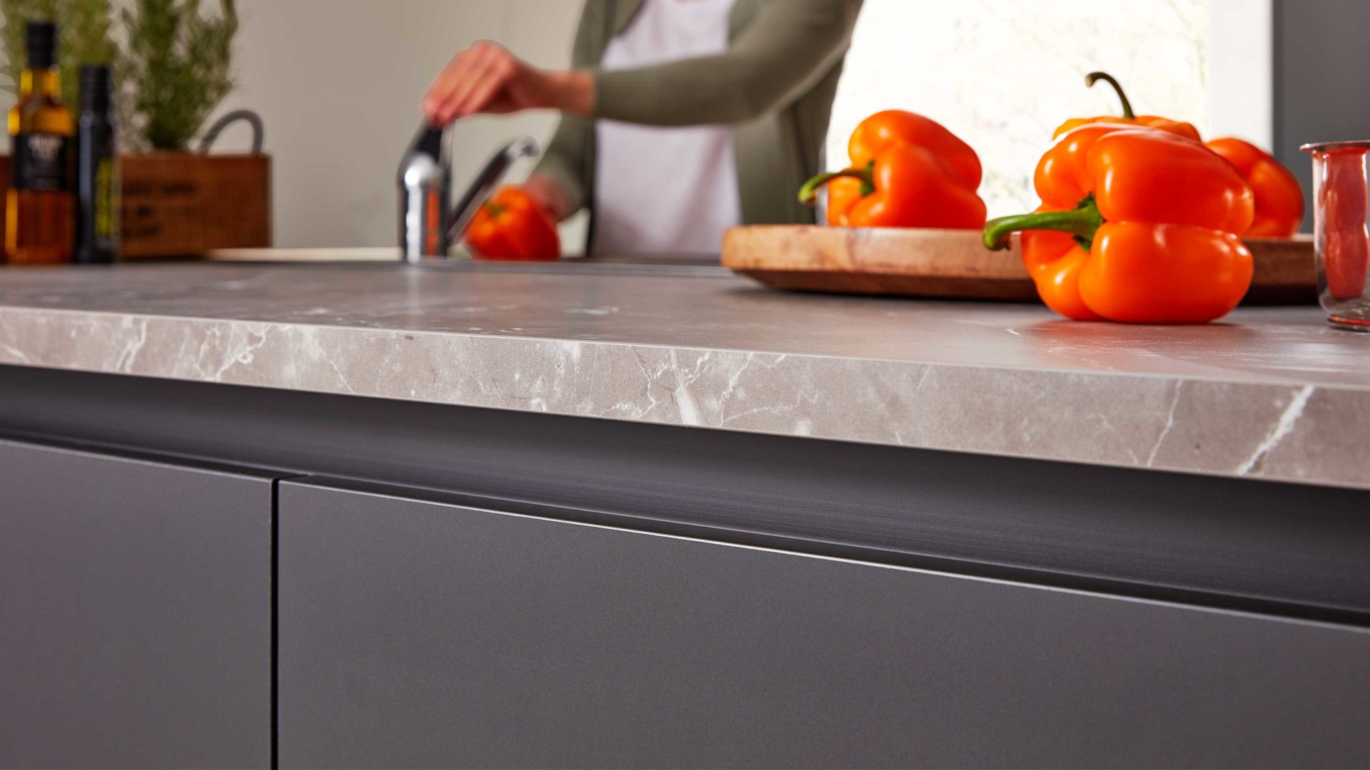 Einbauküche Interliving aus Holz in Schwarz Interliving Küche Serie 3035 mit AEG Einbaugeräten Schwarz & Quarzgrau – zweizeilig