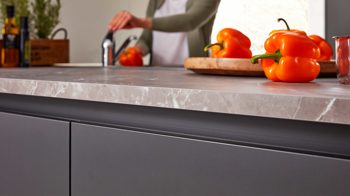 Einbauküche Interliving aus Holz in Schwarz Interliving Küche Serie 3035 mit AEG Einbaugeräten Schwarz & Quarzgrau – zweizeilig