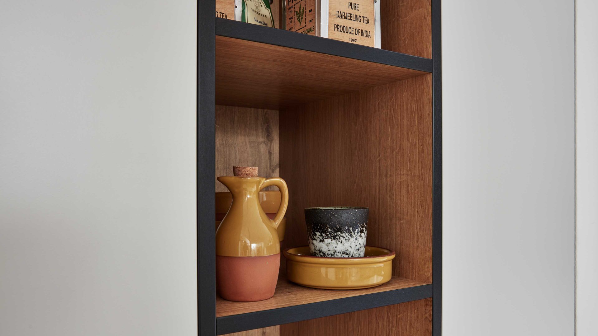 Einbauküche WERT KÜCHE® aus Holz in Hellgrau WERT KÜCHE® Nora mit AEG Einbaugeräten Kristallgrau & Onyxschwarz - zweizeilig