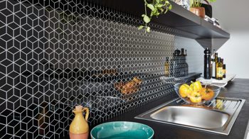 Einbauküche WERT KÜCHE® aus Holz in Hellgrau WERT KÜCHE® Nora mit AEG Einbaugeräten Kristallgrau & Onyxschwarz - zweizeilig