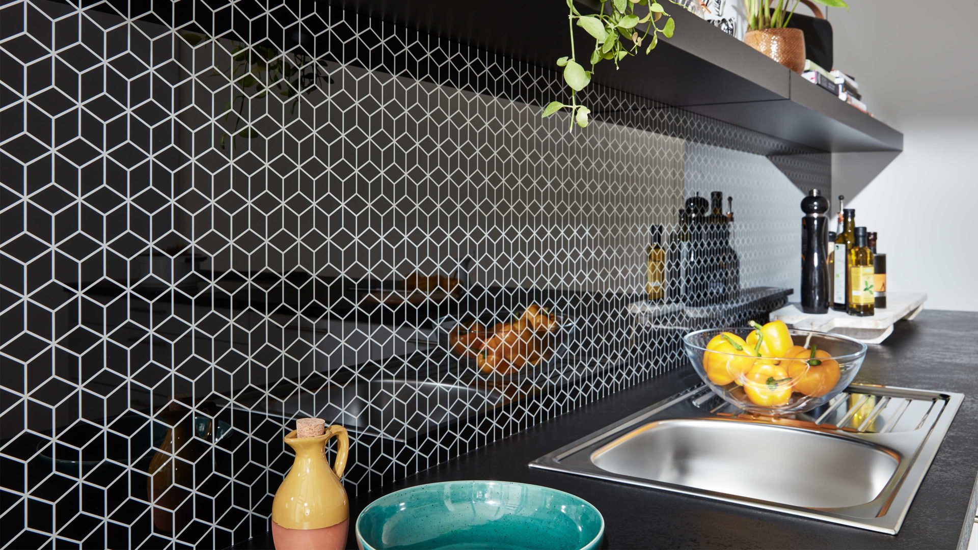 Einbauküche WERT KÜCHE® aus Holz in Hellgrau WERT KÜCHE® Nora mit AEG Einbaugeräten Kristallgrau & Onyxschwarz - zweizeilig