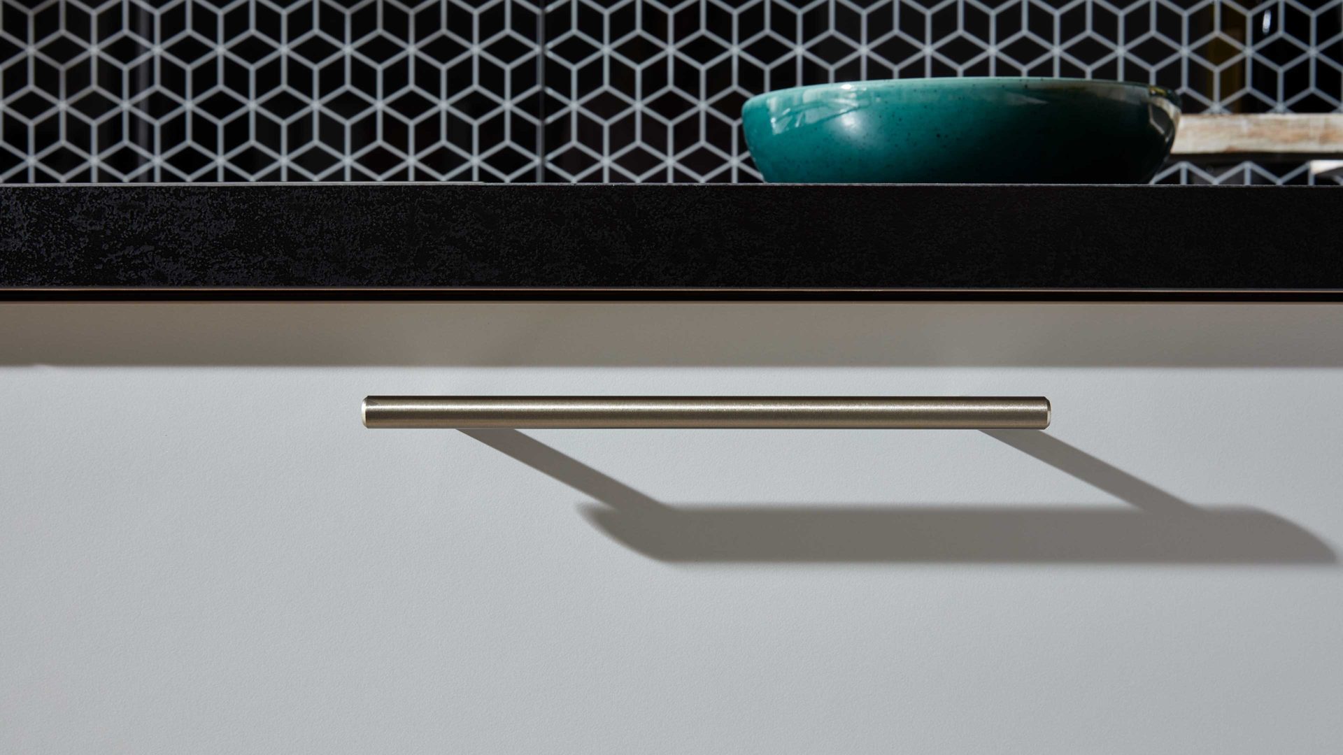 Einbauküche WERT KÜCHE® aus Holz in Hellgrau WERT KÜCHE® Nora mit AEG Einbaugeräten Kristallgrau & Onyxschwarz - zweizeilig