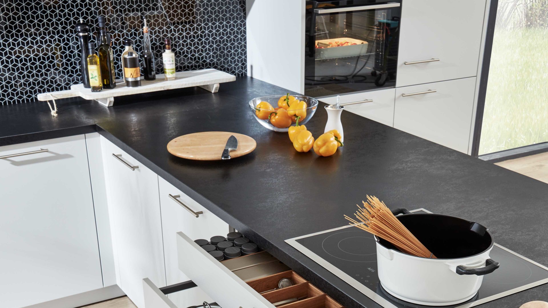 Einbauküche WERT KÜCHE® aus Holz in Hellgrau WERT KÜCHE® Nora mit AEG Einbaugeräten Kristallgrau & Onyxschwarz - zweizeilig