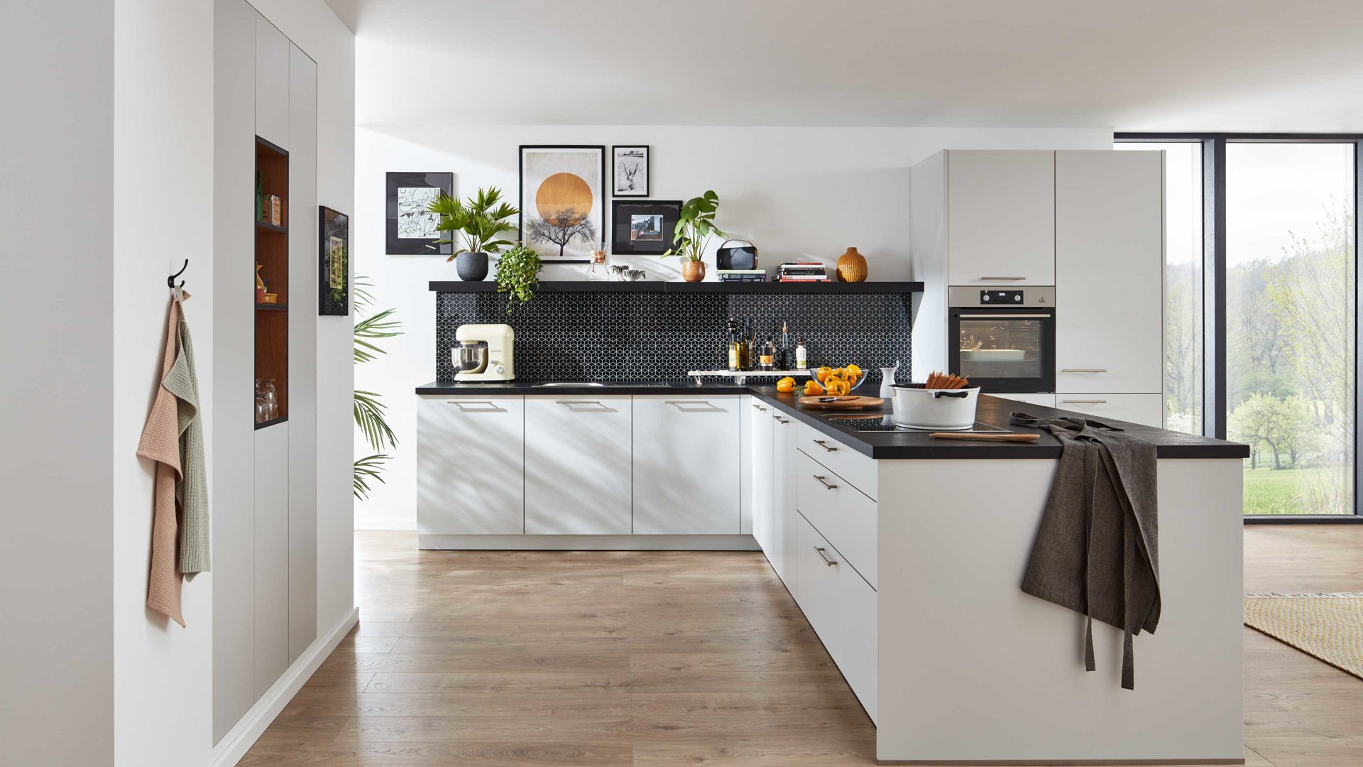 Einbauküche WERT KÜCHE® aus Holz in Hellgrau WERT KÜCHE® Nora mit AEG Einbaugeräten Kristallgrau & Onyxschwarz - zweizeilig