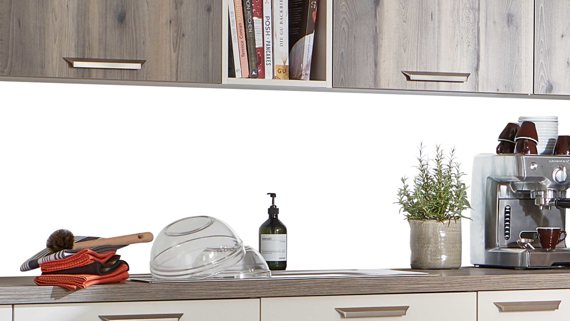 Einbauküche WERT KÜCHE® aus Holz in Beige WERT KÜCHE® Nora mit AEG Einbaugeräten Muschelweiß & Virginia Eiche – zweizeilig