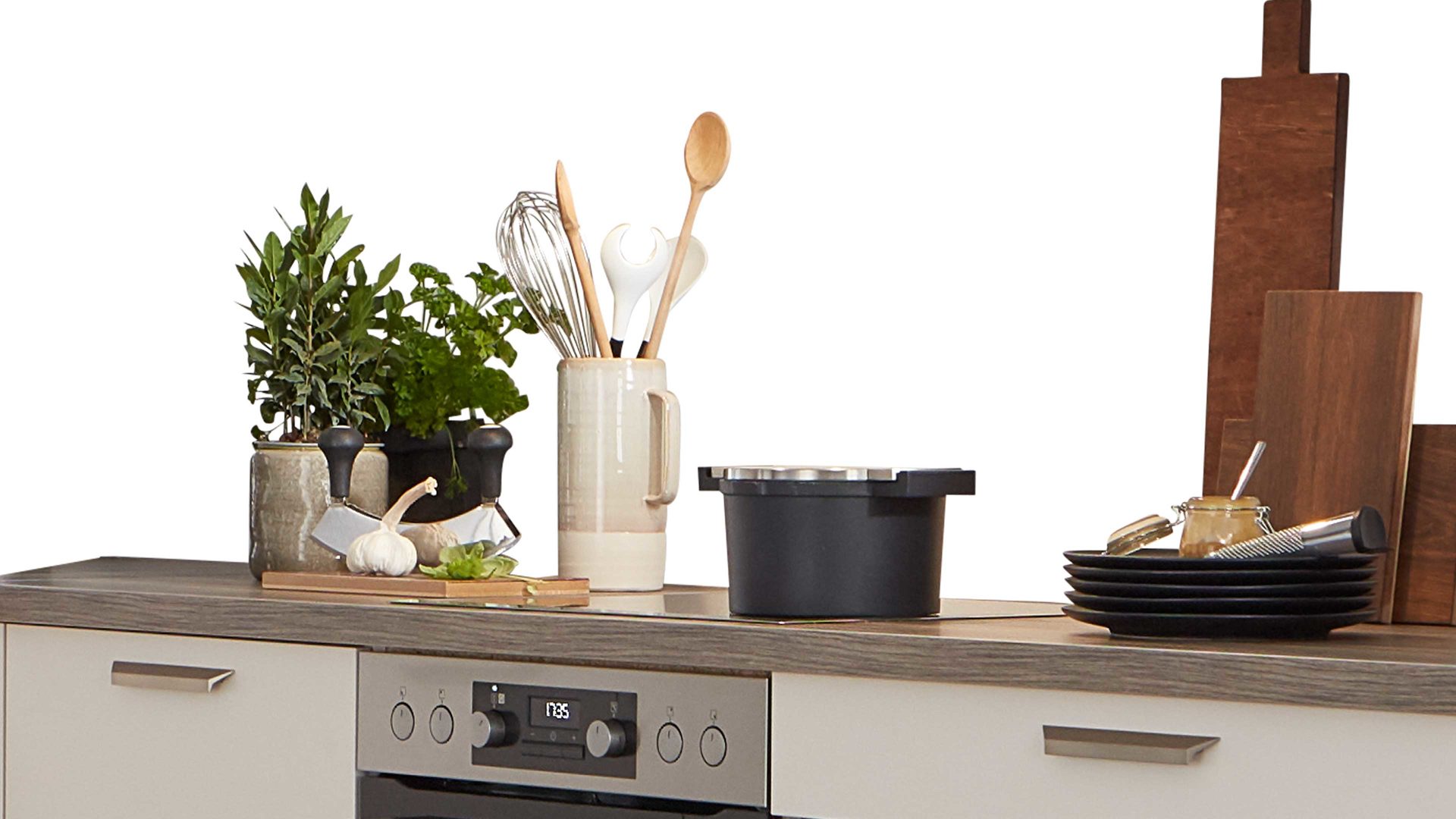 Einbauküche WERT KÜCHE® aus Holz in Beige WERT KÜCHE® Nora mit AEG Einbaugeräten Muschelweiß & Virginia Eiche – zweizeilig