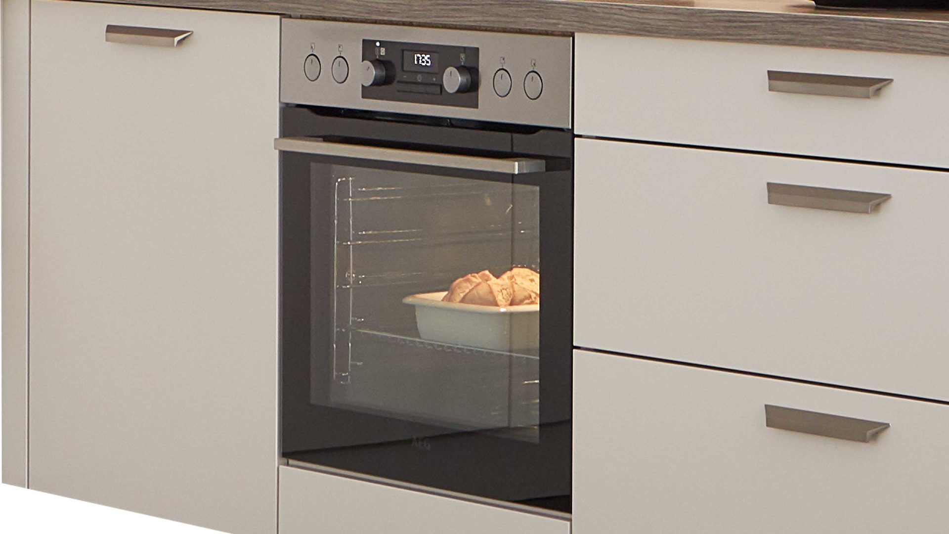 Einbauküche WERT KÜCHE® aus Holz in Beige WERT KÜCHE® Nora mit AEG Einbaugeräten Muschelweiß & Virginia Eiche – zweizeilig